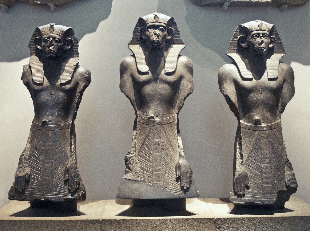 Безносые египетские статуи - 1