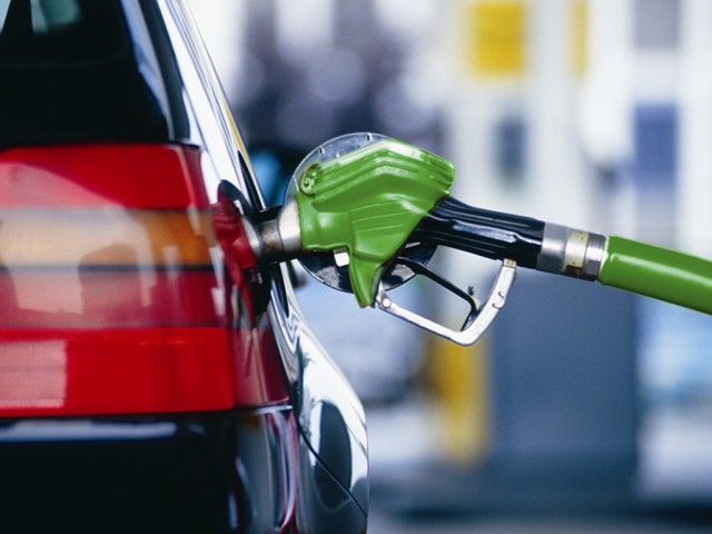 Zapfpistole in Tankoeffnung eines Autos