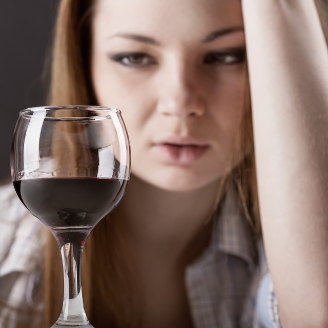 01. o-WOMEN-BINGE-DRINKING-facebook