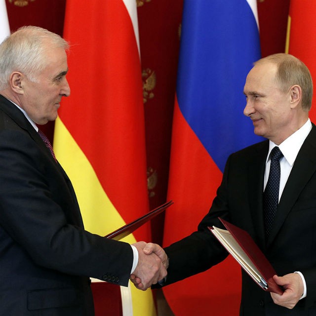 Леонид-Тибилов-и-Владимир-Путин