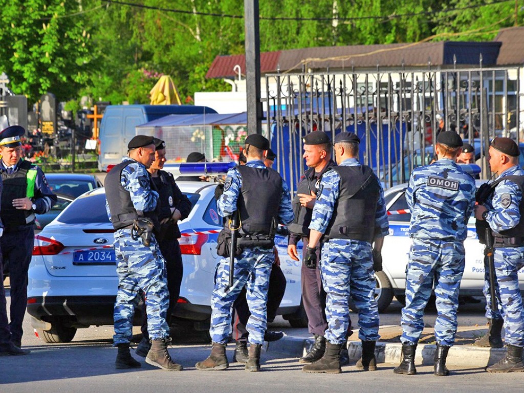 Изменения полиции. Полиция на Хованском кладбище. Побоище на Хованском кладбище в Москве. Москва полиция смены. Похороны на Хованском кладбище 26.09.2020.