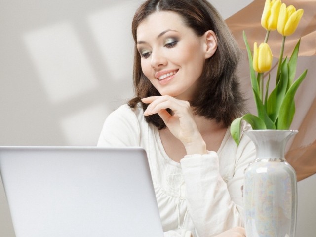 Girls_Beautyful_Girls_Behind_the_laptop_022829_