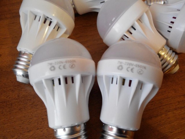 7_vt_ekonomnaja_svetodiodnaja_lampa_e27_7_w_12_led_smd5730