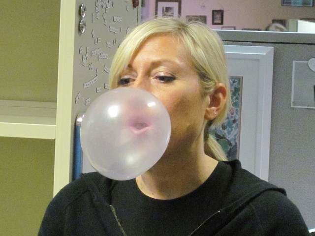 Blowing_bubble_gum
