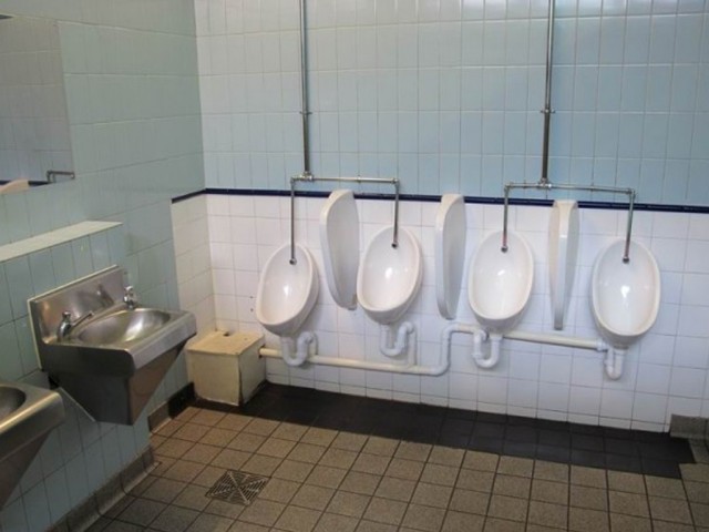 Общественный мужской туалет. Грязный общественный туалет. Унитазы для общественных организаций. Питерские туалеты.