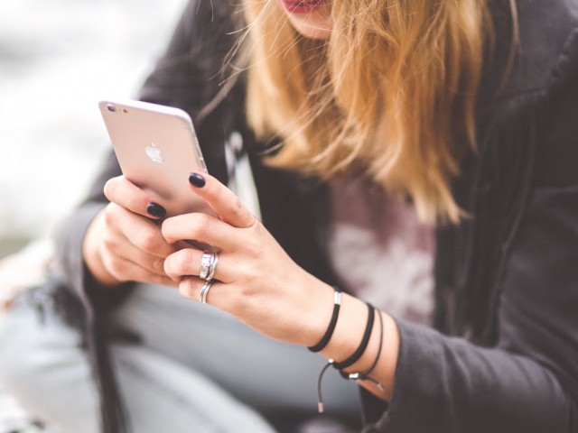 girl-using-iphone-mobile