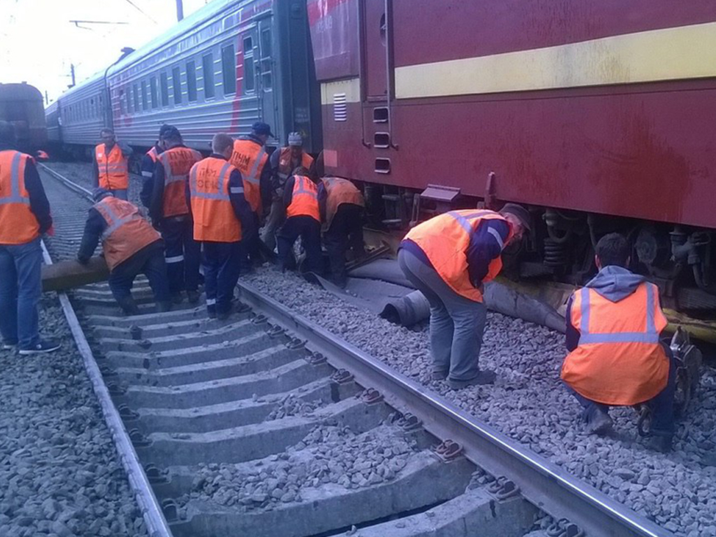 Почему задержали поезд. Столкновение поезда на дрезине. Авария на ЖД В Ленинградской области. Задержка поезда.