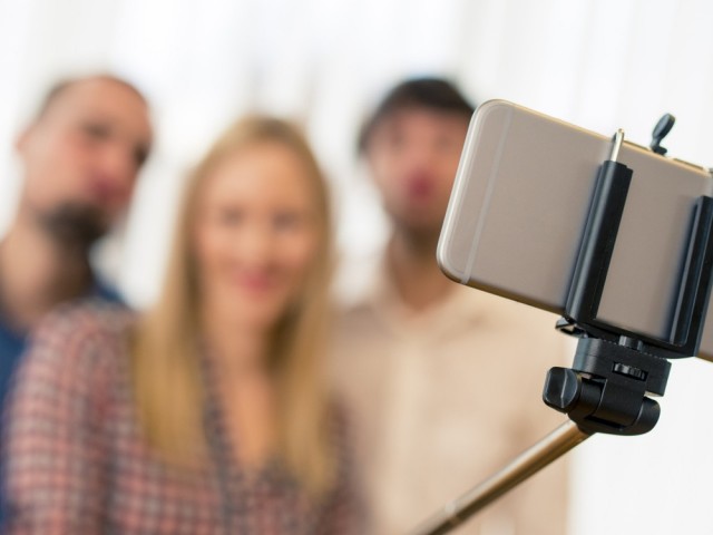 316 o-SELFIE-STICK-facebook (2)