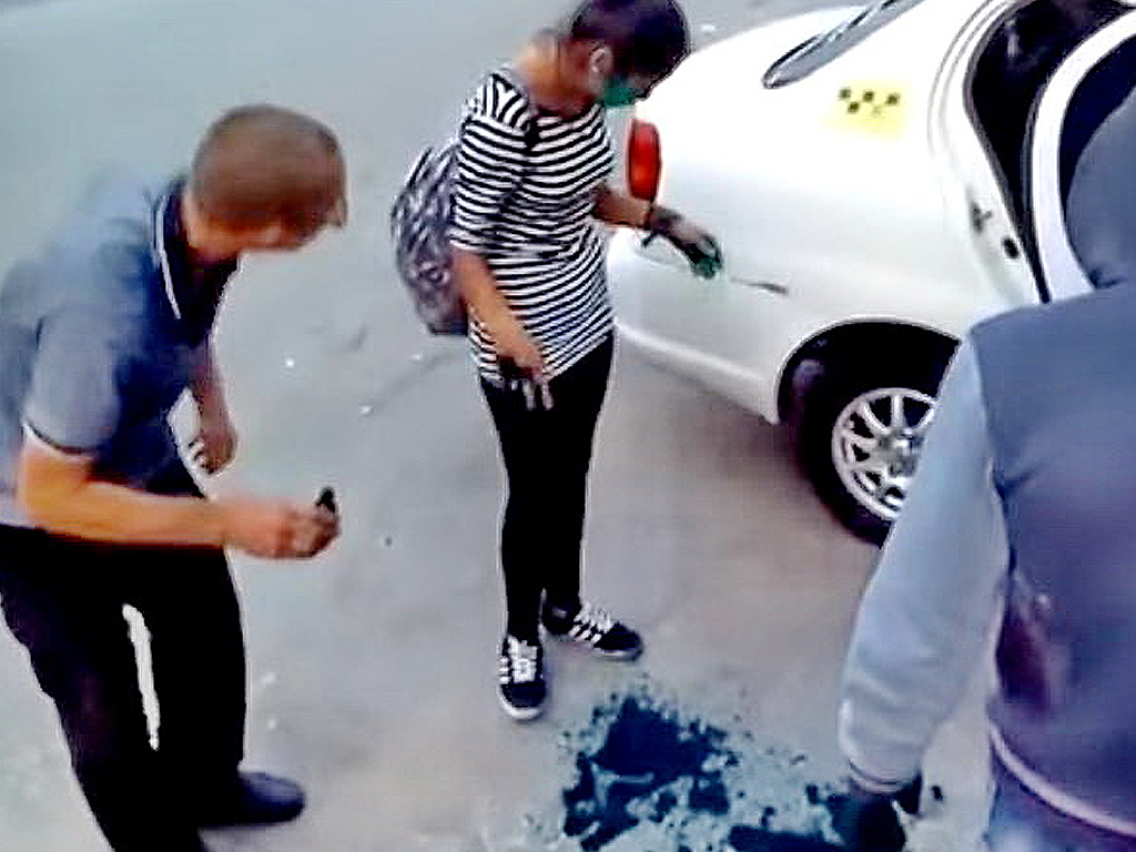 Расплатилась за проезд с таксистом. Фото толстых русских водителей блондинов таксистов. Таксист уговаривает. Таксист уговаривает. Как соблазнить таксиста.