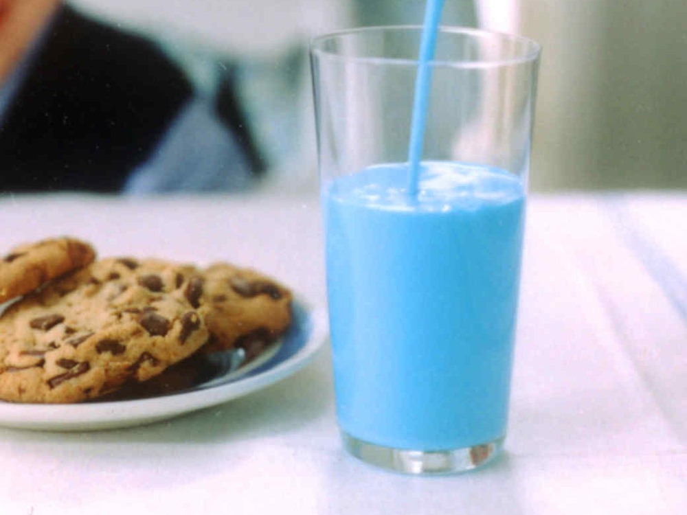 молоко с голубоватым оттенком. цвет грудного молока голубоватый. цвет синий с молоком. почему синее молоко. молоко с синеватым оттенком.