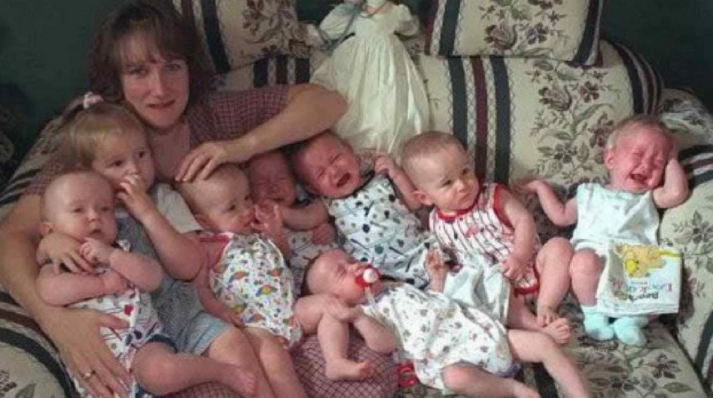 Мать рожающая 7 ребенка. Семерняшки Маккой. Семья близнецов. Многодетная мать с 11 детьми.