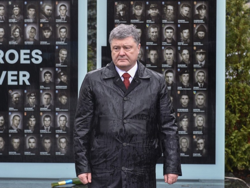 чем сейчас занимается порошенко. чем сейчас занимается порошенко. джо байден в кресле президента украины. пётр алексеевич порошенко. петр порошенко одежда.