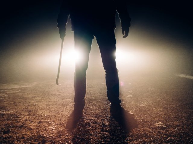 7 break_in_brutal_burglar_burglary_car_crime_criminal_crowbar-949918.jpg!d