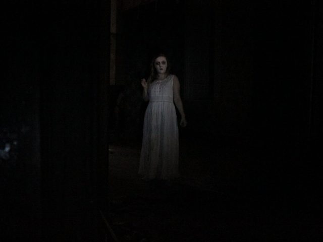 Страшная девочка в белом платье