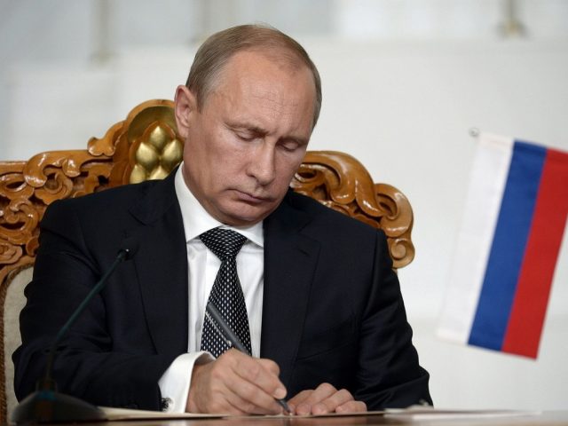 putin-podpisyvaet-ukaz