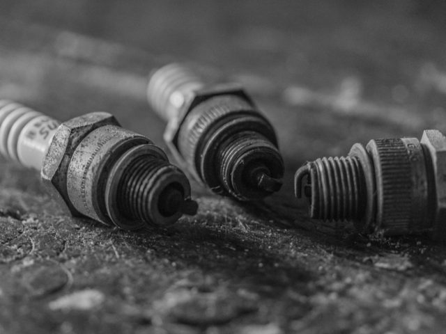 spark-plugs-2956041_1280