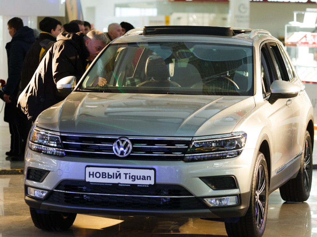 Тигуан поколение отзывы. Фольксваген Тигуан 2 поколения. Volkswagen Tiguan II поколение. VW Tiguan 3 поколение Airline. Фольксваген Тигуан все поколения.