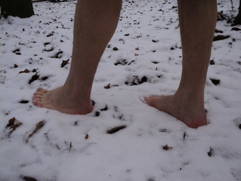Ноги снежок. Ноги по снегу. Стопы зимой. Босиком на снегу. Ножки зимой.
