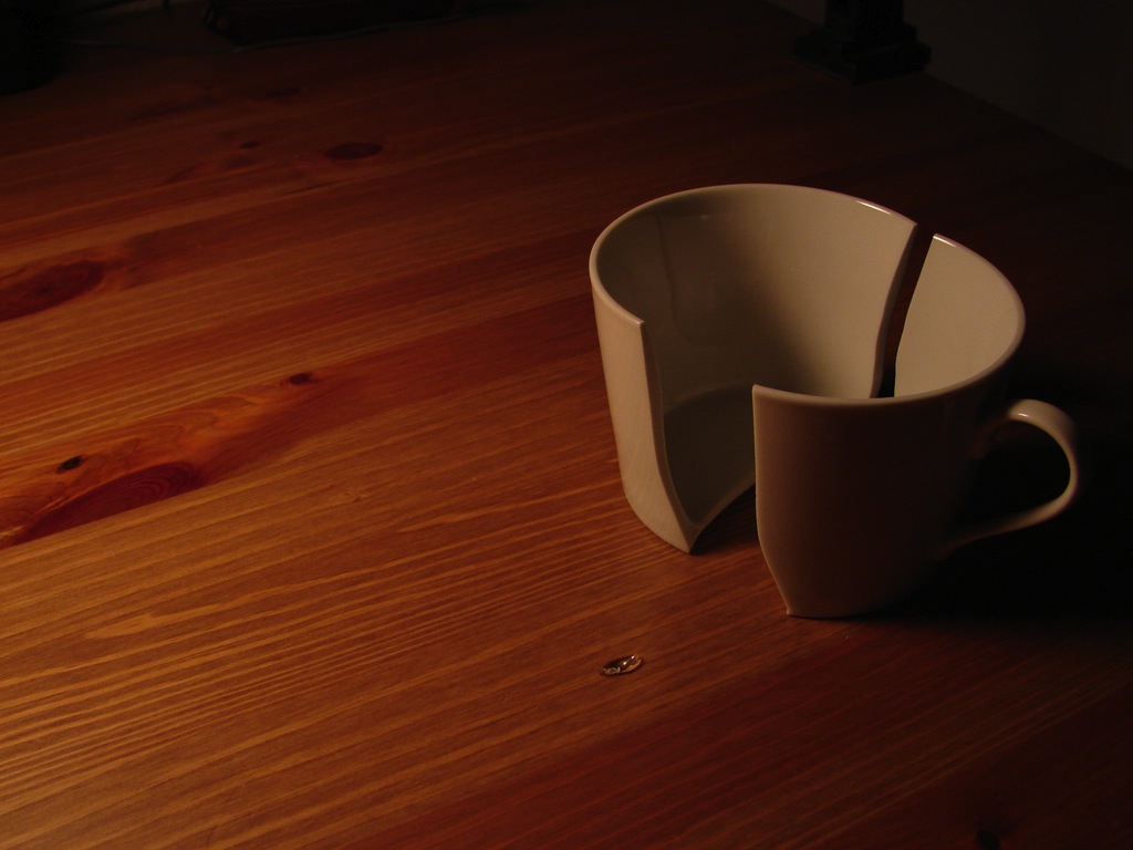 Разбитая чашка примета. Сломанная Кружка. Разбитая чашка. Разбитая посуда. Разбитая кофейная чашка.