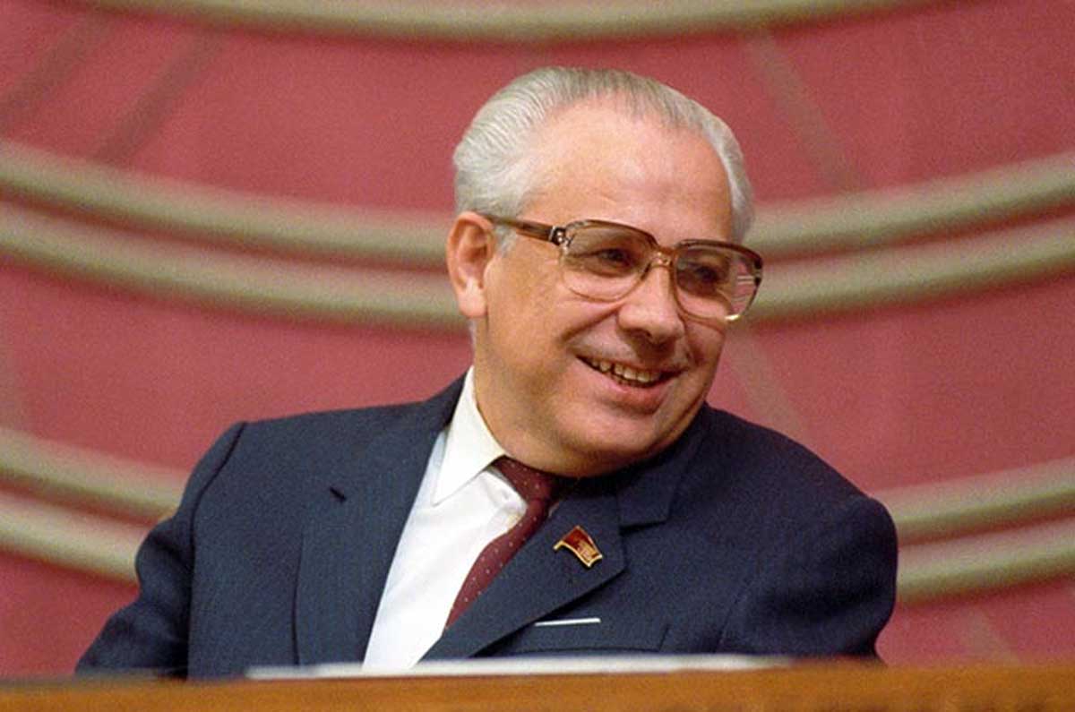 Узнайте политического деятеля. Лукьянов председатель Верховного совета СССР.