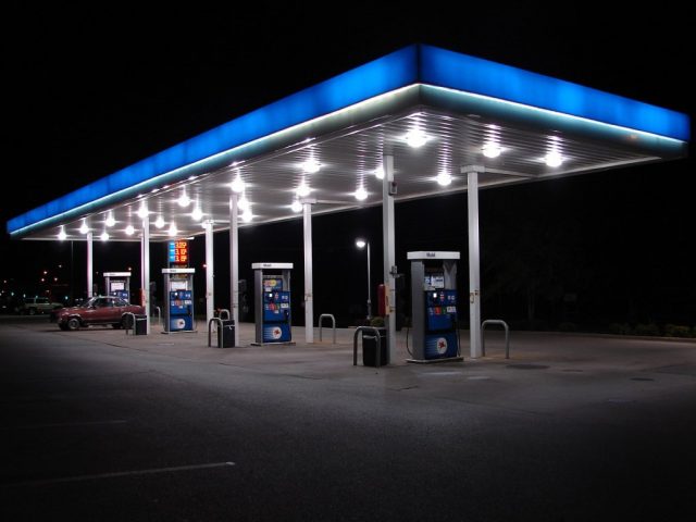 890