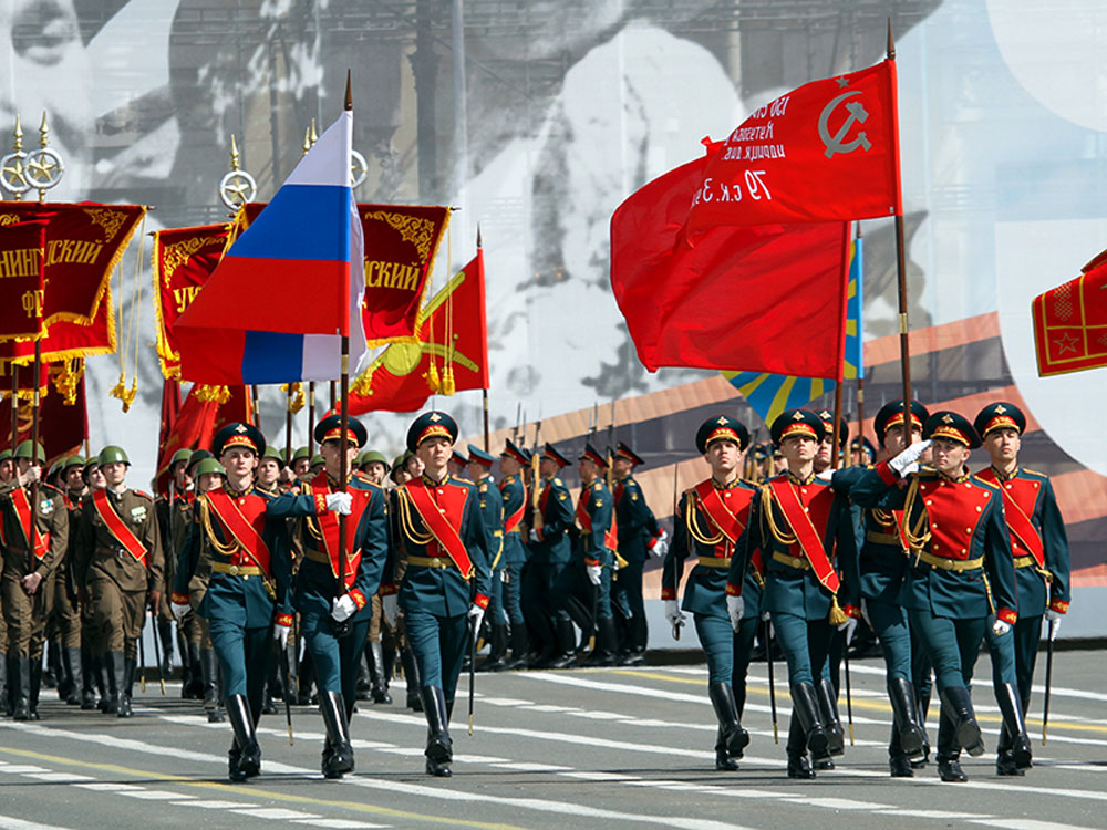 Знамен людей. Знамя Победы на параде Питер. Знамя Победы на красной площади. Вынос Знамени Победы на красной площади 2020. Знамя Победы на 9 мая на красной площади.