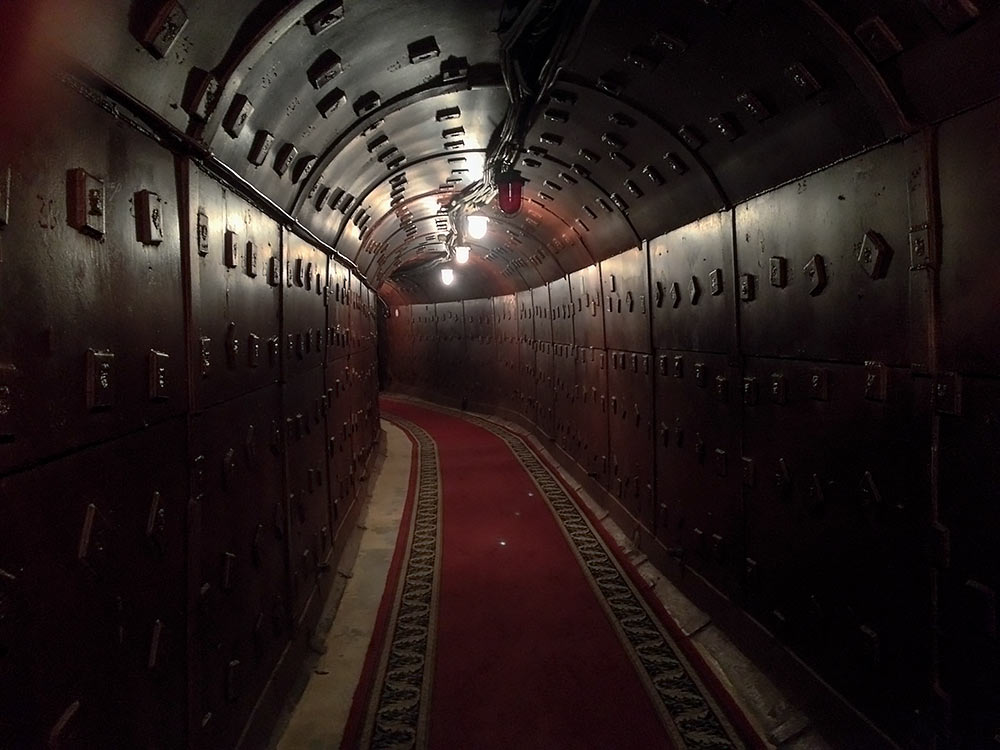 мистика вятки. бункер сейчас. гермодверь гд 1. квату киров бункер. побег от охранника в заброшке.