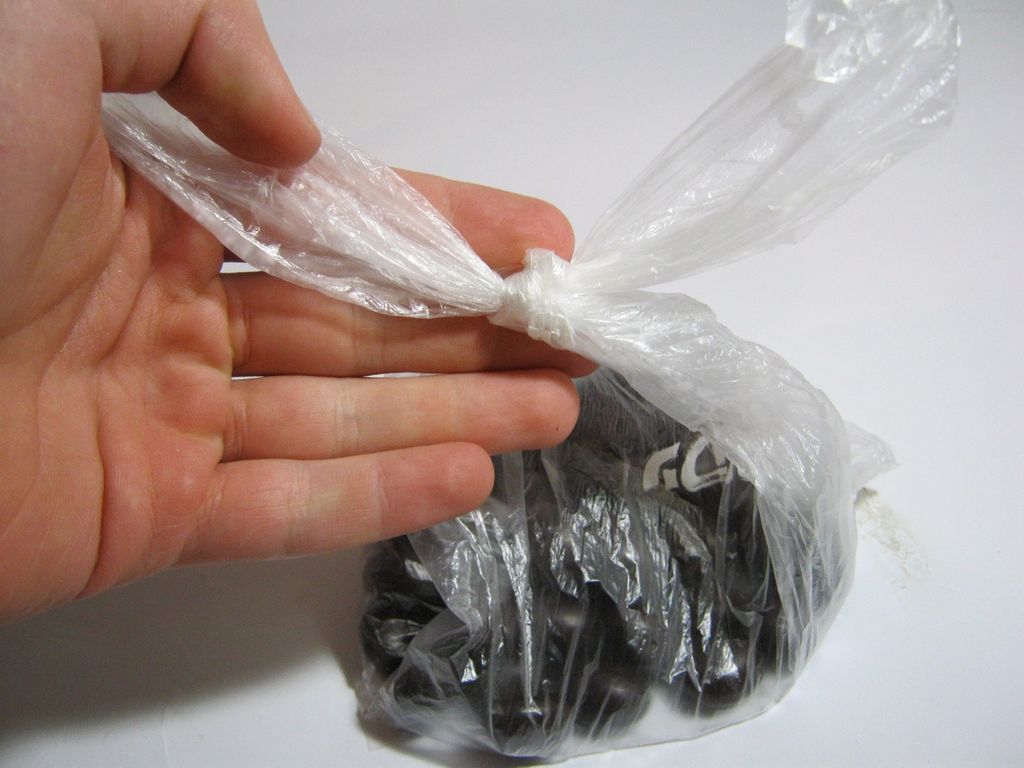 Мусорный пакет с завязками. Завязанные мусорные мешки. Как завязывать пакет. Завязать пакет. Какьзавязывать пакеты.