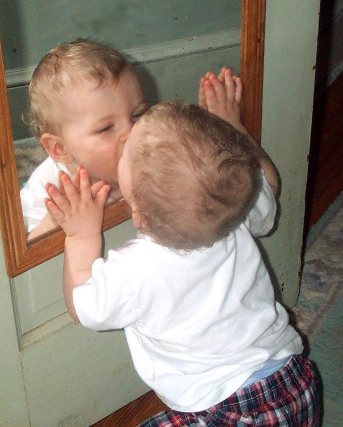 Ребёнок и зеркало